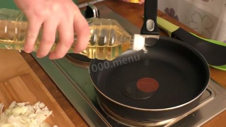 жареная картошка с вешенками на сковороде