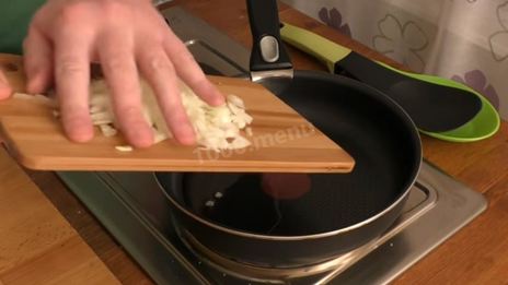 жареная картошка с вешенками на сковороде