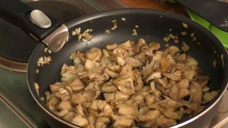 жареная картошка с вешенками на сковороде