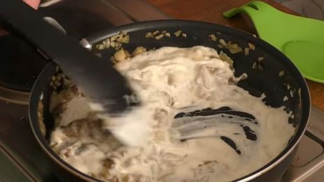 жареная картошка с вешенками на сковороде