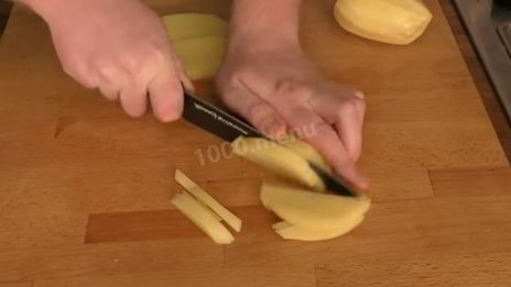 жареная картошка с вешенками на сковороде