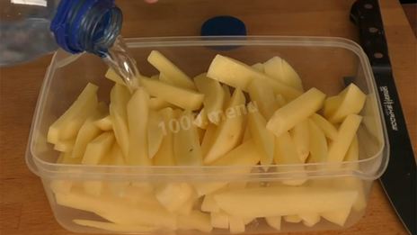 жареная картошка с вешенками на сковороде