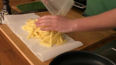 жареная картошка с вешенками на сковороде