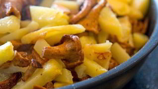 Жареная картошка со свежими грибами