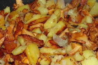 Жареный картофель с лисичками