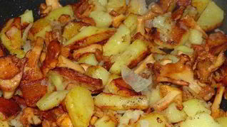 Жареный картофель с лисичками