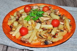 Жареный картофель с мясом и грибами