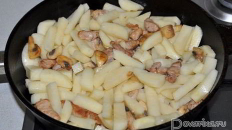 жареный картофель с мясом и грибами