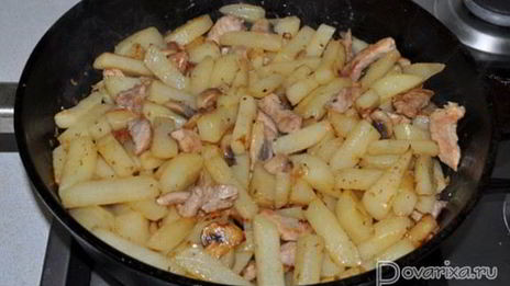 жареный картофель с мясом и грибами
