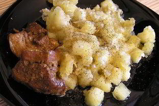 Жареный картофель с расплавленным сыром