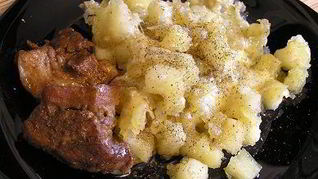 Жареный картофель с расплавленным сыром