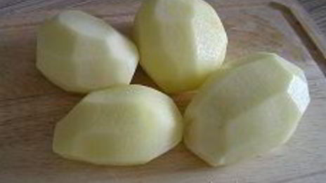 жареный картофель с расплавленным сыром