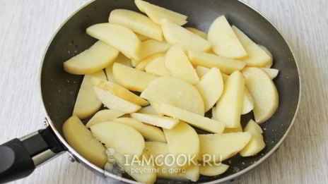 жареный картофель с ветчиной и крабовыми палочками