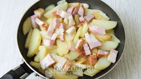 жареный картофель с ветчиной и крабовыми палочками