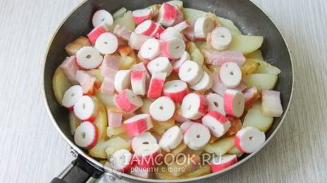 жареный картофель с ветчиной и крабовыми палочками