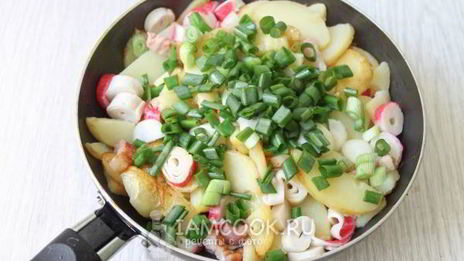 жареный картофель с ветчиной и крабовыми палочками