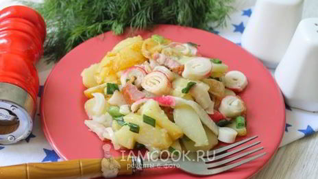 жареный картофель с ветчиной и крабовыми палочками