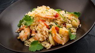 Жареный рис с креветками