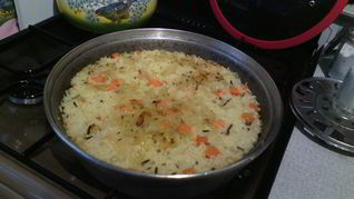 Жареный рис с морковью, луком, нутом и индийскими специям