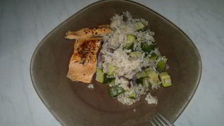 Жгучий рис с цукини, чесноком и белым перцем, форель