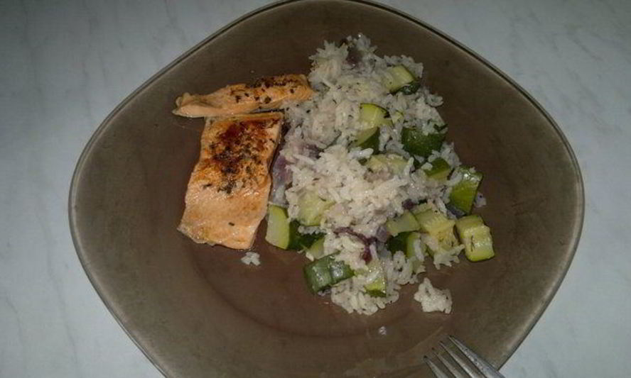 Рецепт жгучий рис с цукини, чесноком и белым перцем, форель