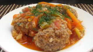 Голубцы ленивые паровые под овощным соусом