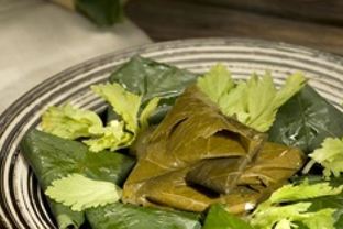 Голубцы с творогом в виноградных листьях