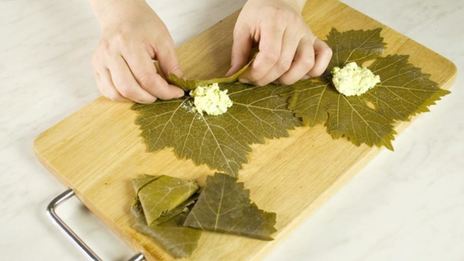 голубцы с творогом в виноградных листьях