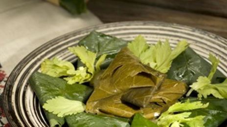 голубцы с творогом в виноградных листьях