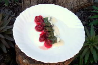 Мини-голубцы с вино-вишневым соусом