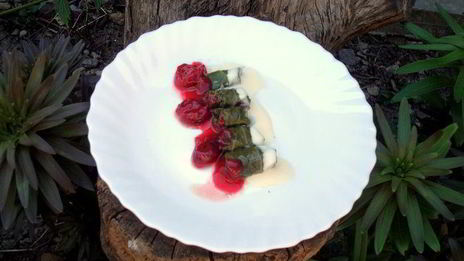 мини-голубцы с вино-вишневым соусом