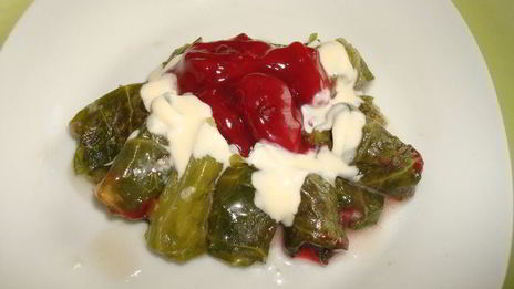 мини-голубцы с вино-вишневым соусом