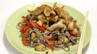 Гречневая лапша с курицей терияки