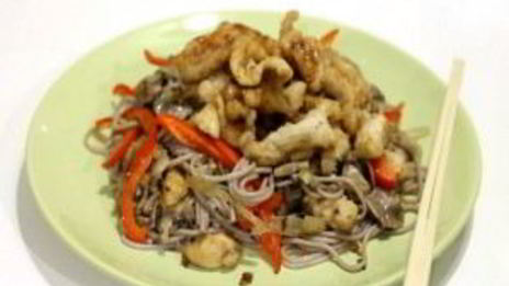 гречневая лапша с курицей терияки