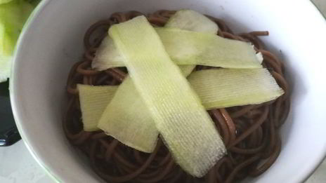 гречневая лапша со свежим огурцом