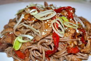 Гречневая лапша со свининой и овощами