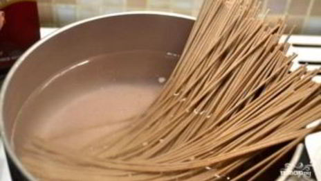 гречневая лапша со свининой и овощами