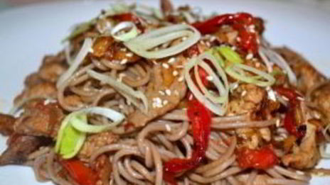 гречневая лапша со свининой и овощами