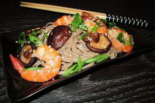 Гречневая лапша Соба с грибами и креветками