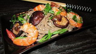 Гречневая лапша Соба с грибами и креветками