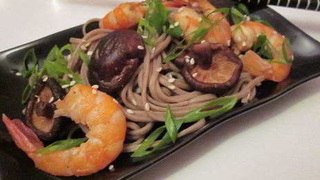 гречневая лапша соба с грибами и креветками