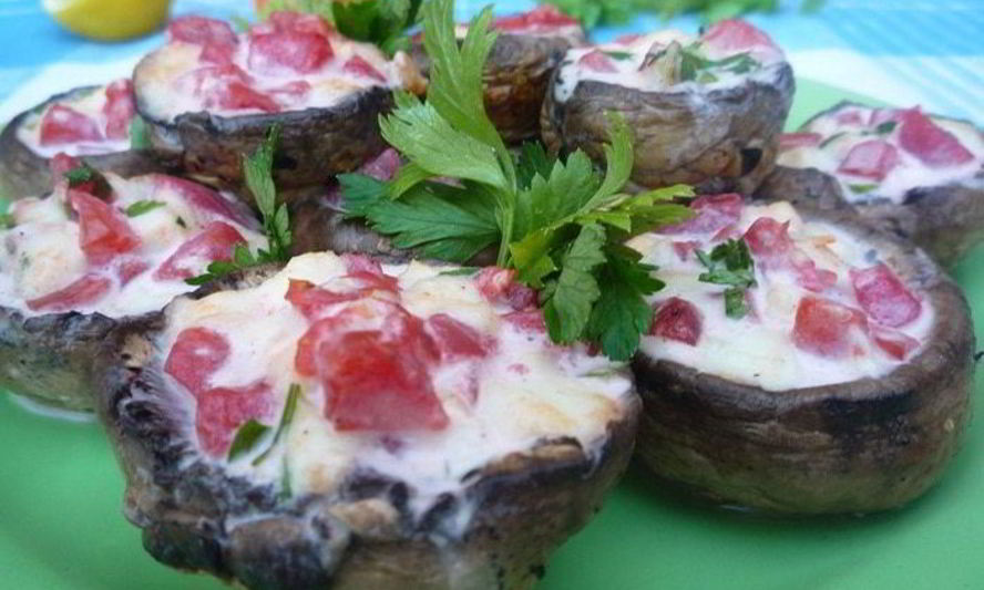Рецепт ароматные шампиньоны с моцареллой и помидорами на гриле
