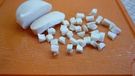 ароматные шампиньоны с моцареллой и помидорами на гриле