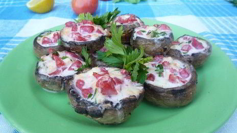 ароматные шампиньоны с моцареллой и помидорами на гриле