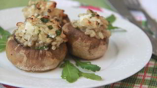 Фаршированные перловкой грибы