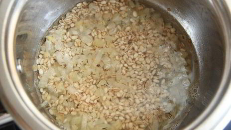 фаршированные перловкой грибы