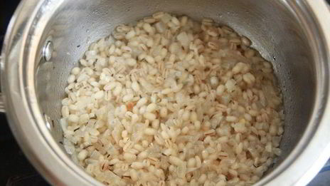 фаршированные перловкой грибы