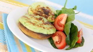 Грибные шляпки, фаршированные шпинатом и голубым сыром