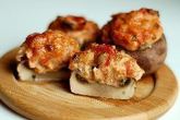 Грибы, фаршированные лососем и сыром