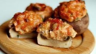 Грибы, фаршированные лососем и сыром